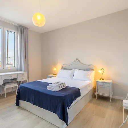 Bay View Traditional House In Center アパート