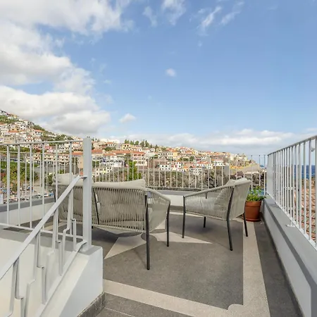 Bay View Traditional House In Center Camara de Lobos