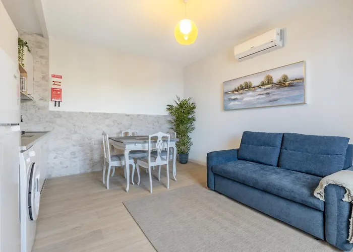 Bay View Traditional House In Center